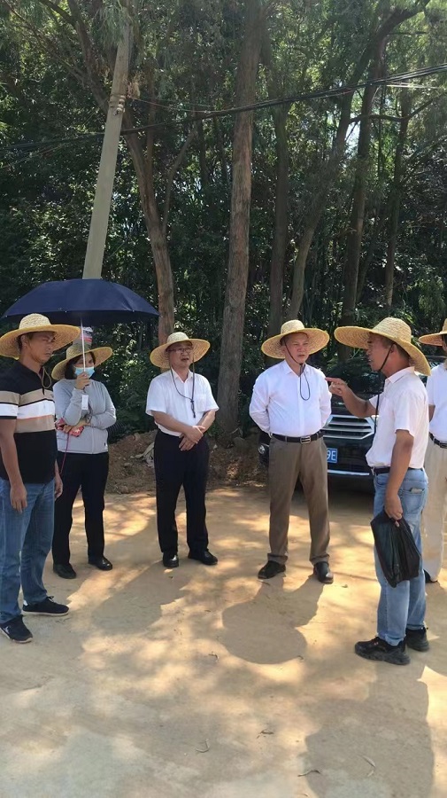 1658913762128875.jpg 黄和平指导现场工作.jpg