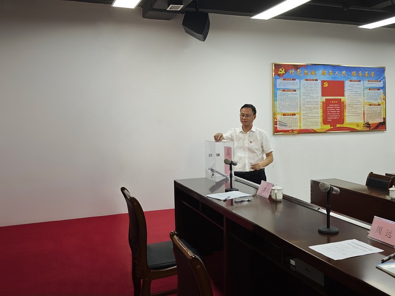 周远同志带头捐款.jpg